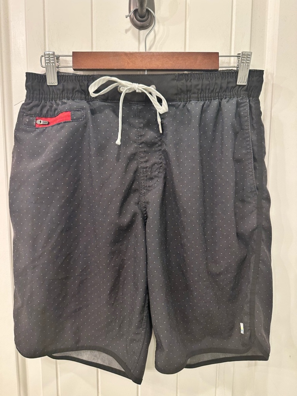 Vuori Banks Short Men Medium Gray Micro Dot Hybrid Board Shorts Red Zip